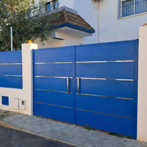 Fachada completa de chapa combinada con tiras de acero inoxidable